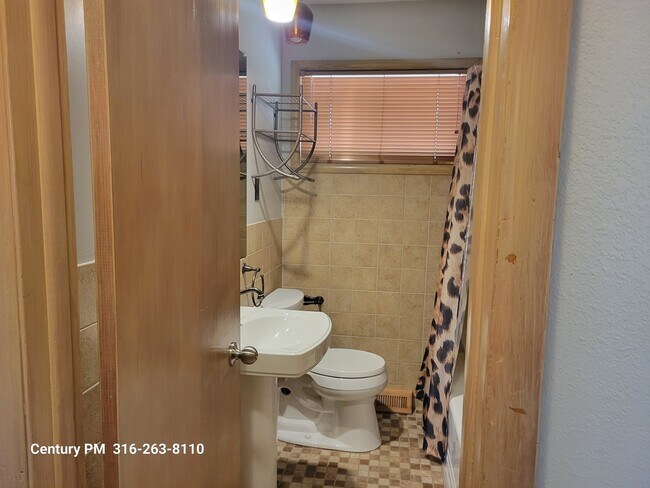Building Photo - 2440 N Clarence Ave