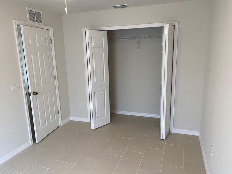 Building Photo - $250 move in special - 3 bedroom, 2 bath Duplex