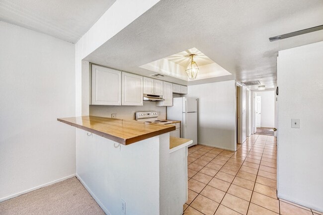 Building Photo - Cozy 2 Bedroom Upstairs Unit With Lots of Natural Light!