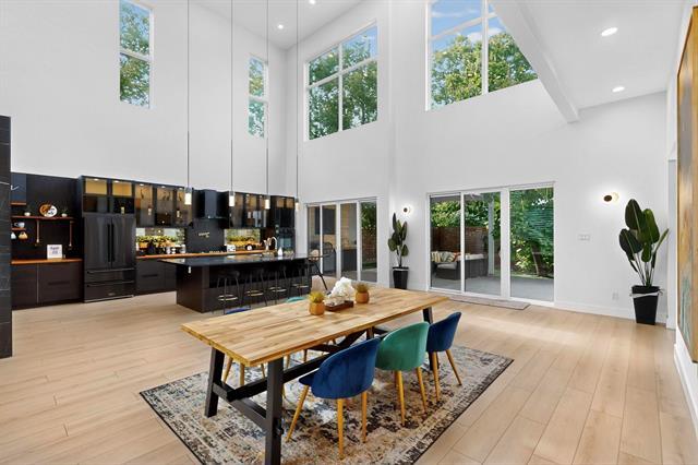 Building Photo - 3946 N Cresthaven Rd