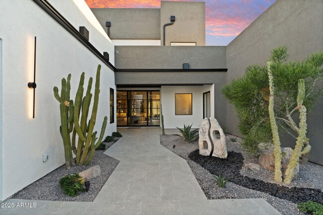 Building Photo - 3135 E Palo Verde Dr