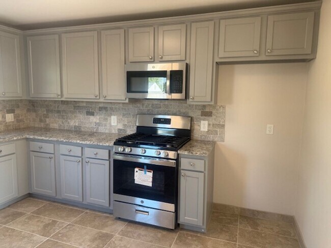 Building Photo - Welcome home to this adorable 2-bedroom bu...