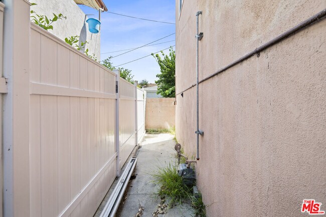 Building Photo - 4622 W 149th St