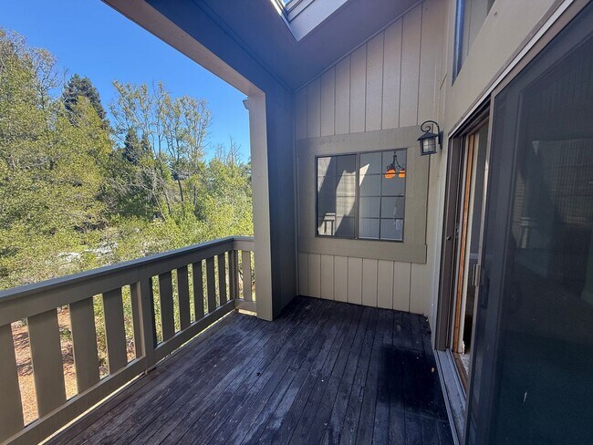 Building Photo - SPACIOUS TWO BEDROOM TWO AND HALF BATH + L...
