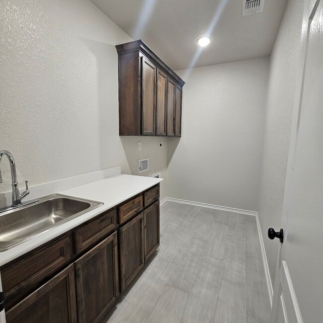 Building Photo - Beautiful new custom home