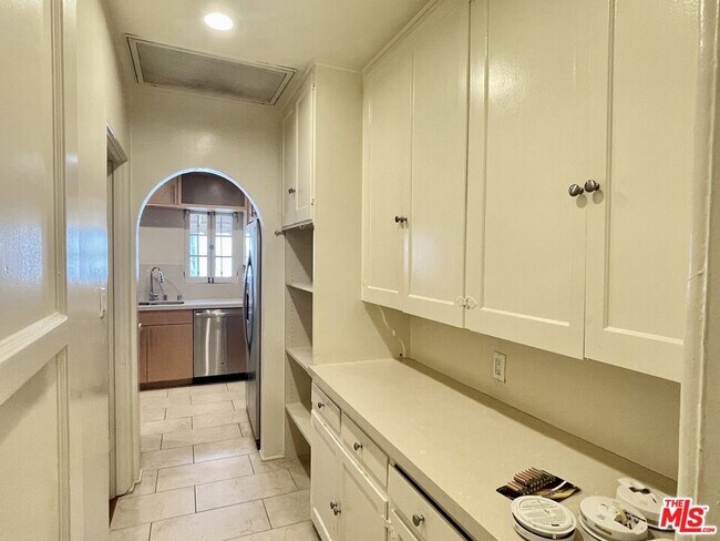 Building Photo - 203 N Doheny Dr