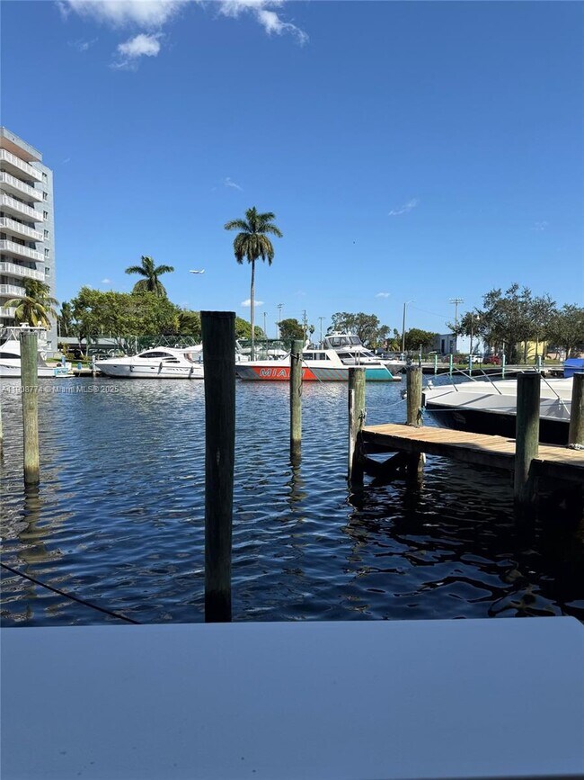 Building Photo - 2415 NW 16th St Rd