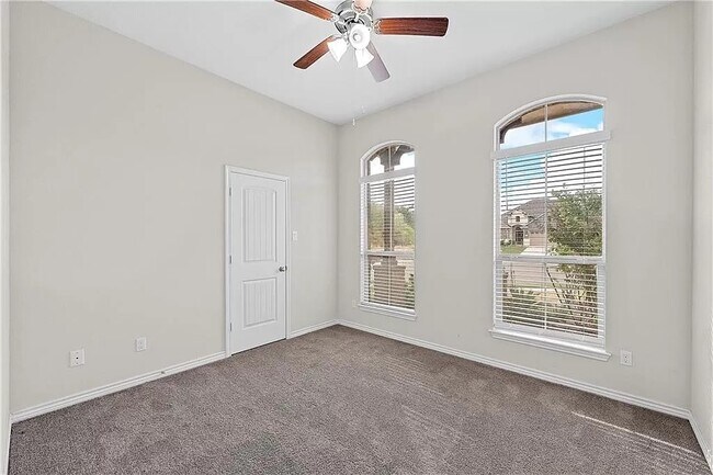 Building Photo - 605 Lister Dr
