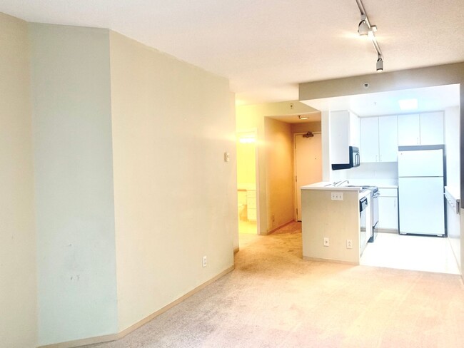 Building Photo - Quiet one Bedroom condo in Doorman Buildin...