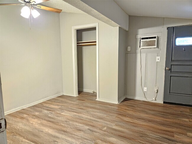 Building Photo - 4419 W Bayshore Dr