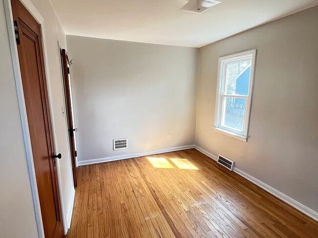 Building Photo - Walking Distance from Downtown!!!