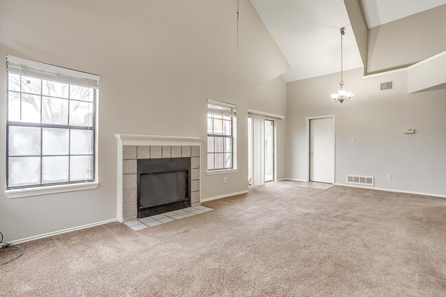 Building Photo - One Side of Very Nice Duplex S Arlington- ...