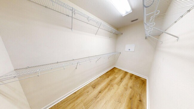 Building Photo - Beautiful 3 bedroom, 2.5 bathroom townhome