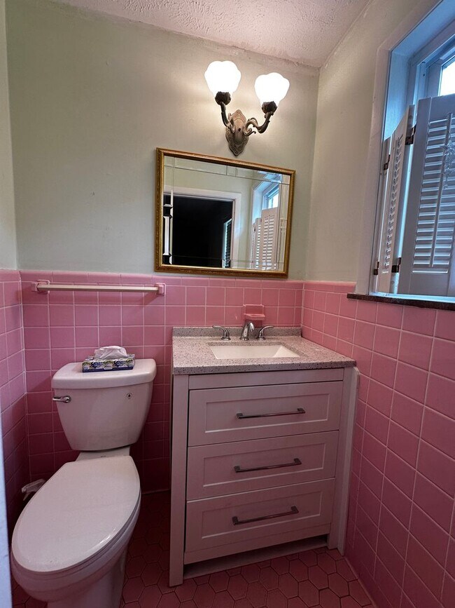 Building Photo - Partially furnished 3 bed/ 1.5 bath - Morr...