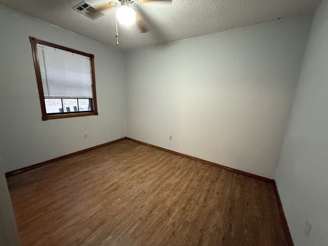 Building Photo - 2202 Crestwood Dr