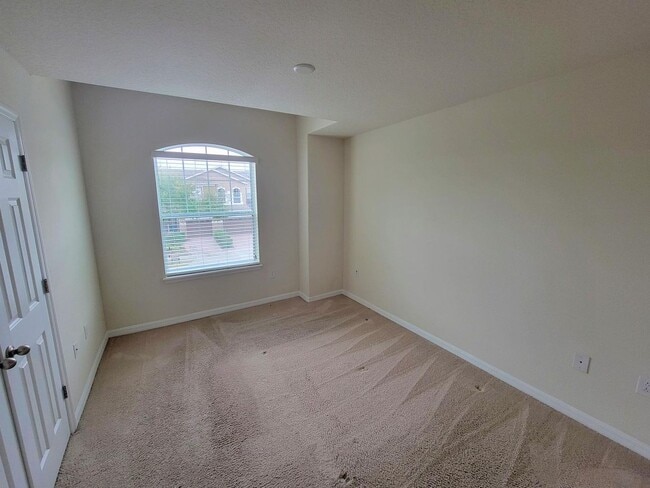 Building Photo - Hey! Yes ! You !