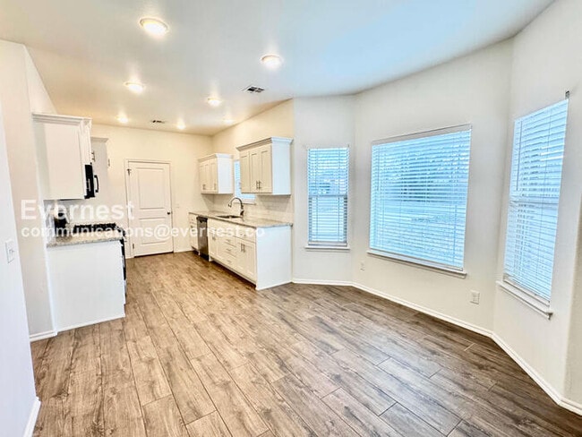 Building Photo - 3 Bed, 2 Bath Home with Garage / Pet-Friendly / Available Now!