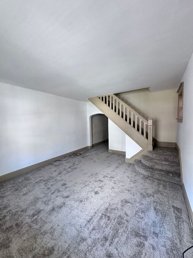 Building Photo - Large 3 Bedroom Home in Harrisburg