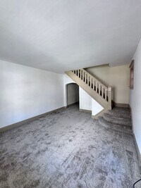 Building Photo - Large 3 Bedroom Home in Harrisburg