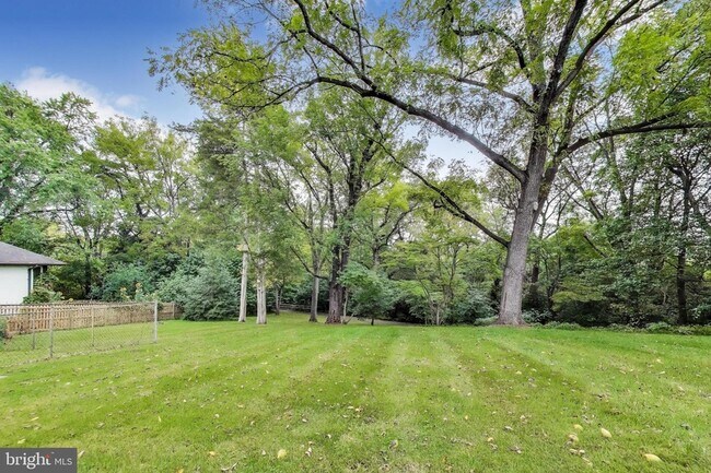 Building Photo - 9326 W Parkhill Dr