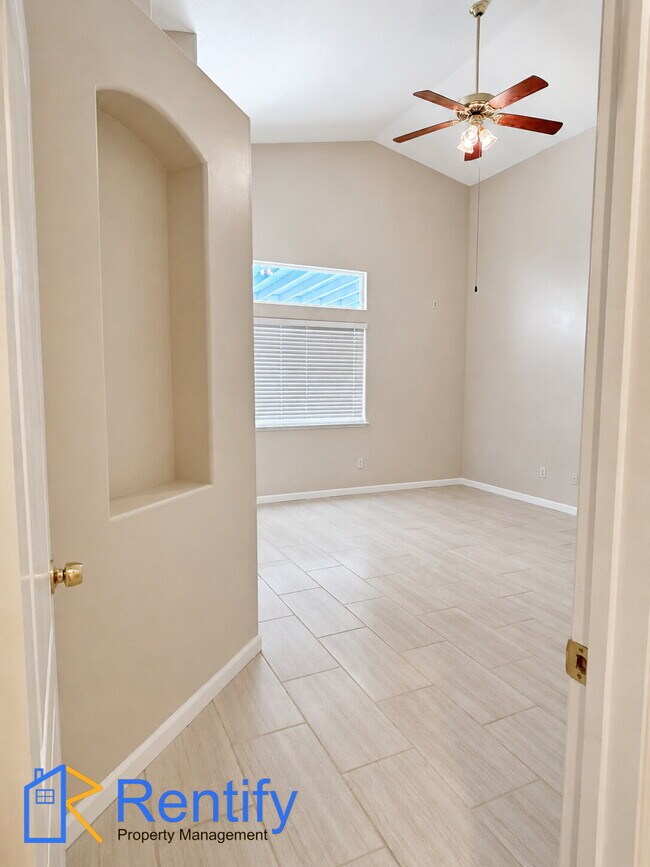 Building Photo - Charming Seven Oaks Home - 4Bed, 2Bath - Gardener Included!