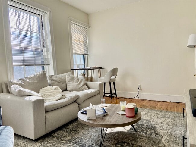 Building Photo - 81 W Cedar St