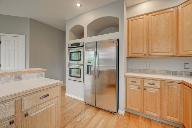 Building Photo - 4 bedroom, 5 bath hime with 3 car garage