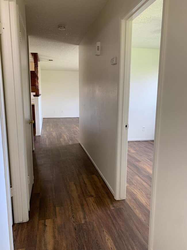 Building Photo - 3 bed 2 bath