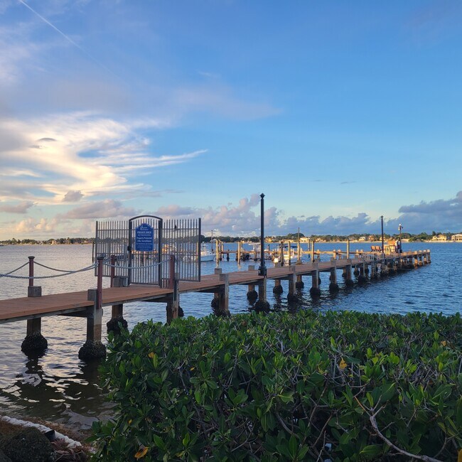 Building Photo - 825 Center St