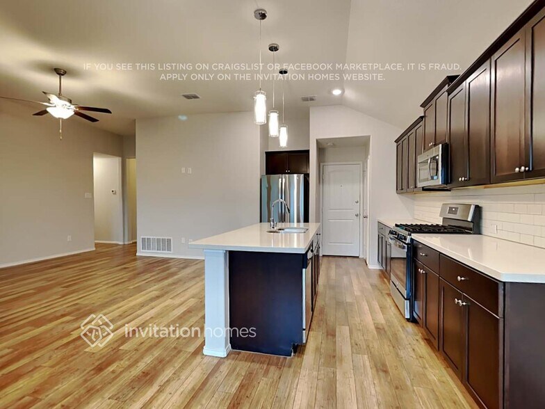 Building Photo - 1790 Alamandine Ave