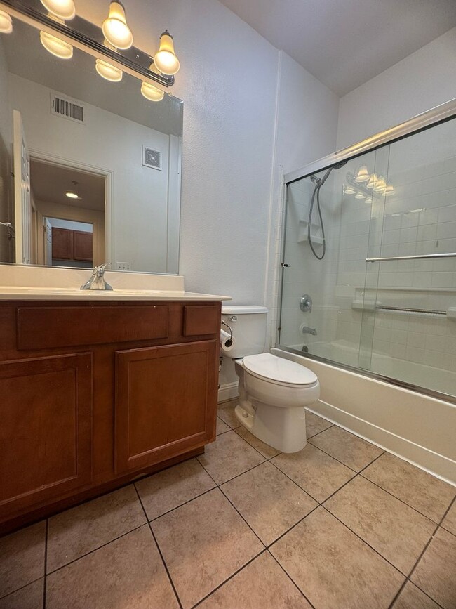 Building Photo - Spacious 2 Story Condo In Westlake Villas