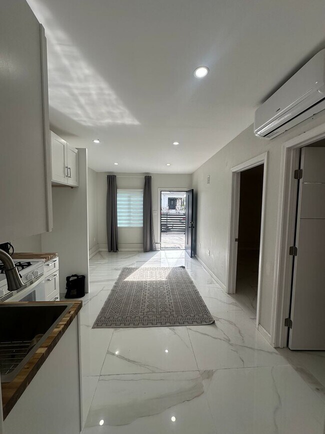 Building Photo - 1427 E 76th St