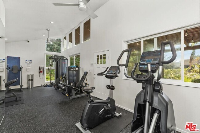 Building Photo - 1550 Palisades Dr