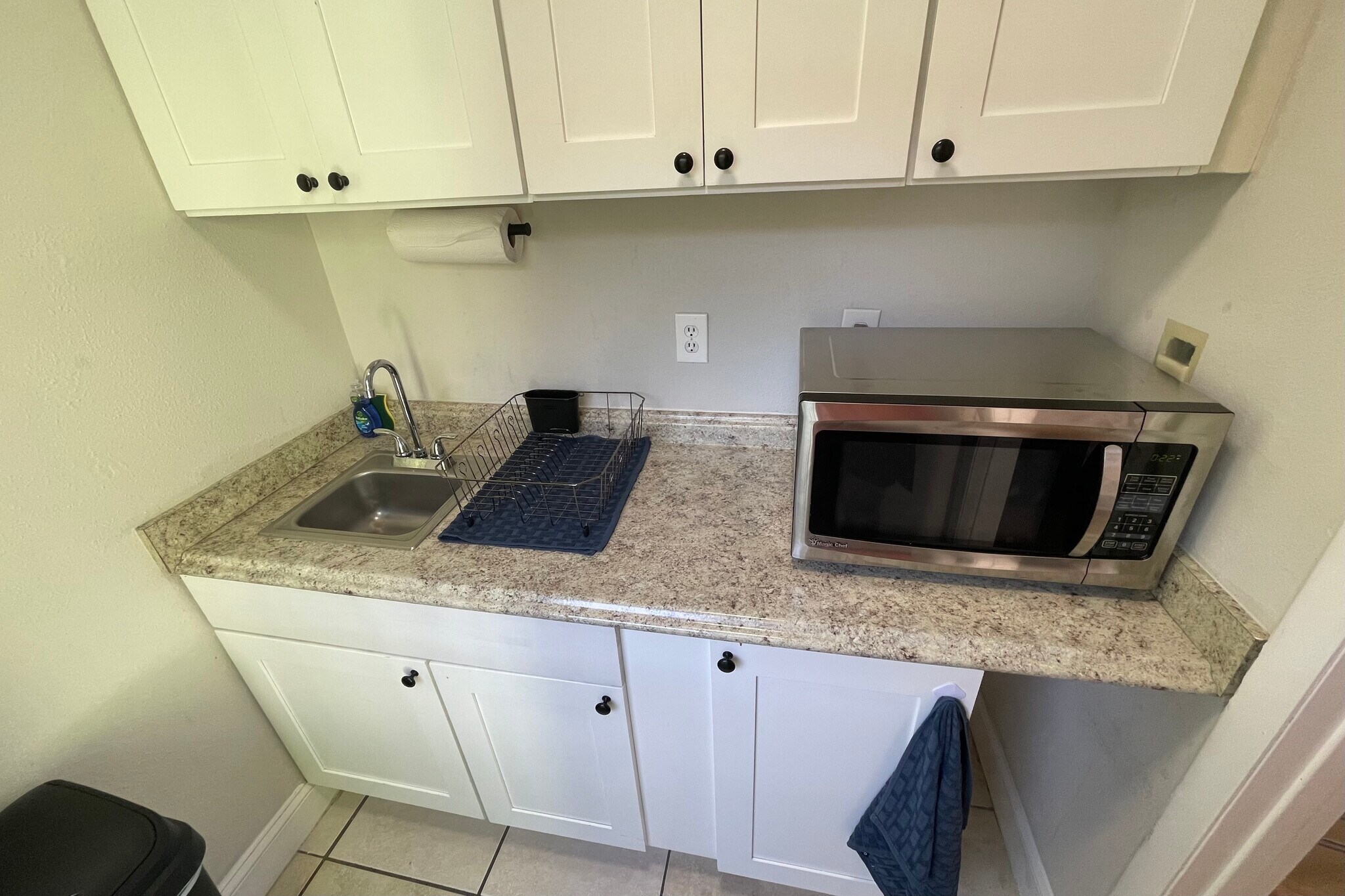 Kitchenette - 3615 E Paris St
