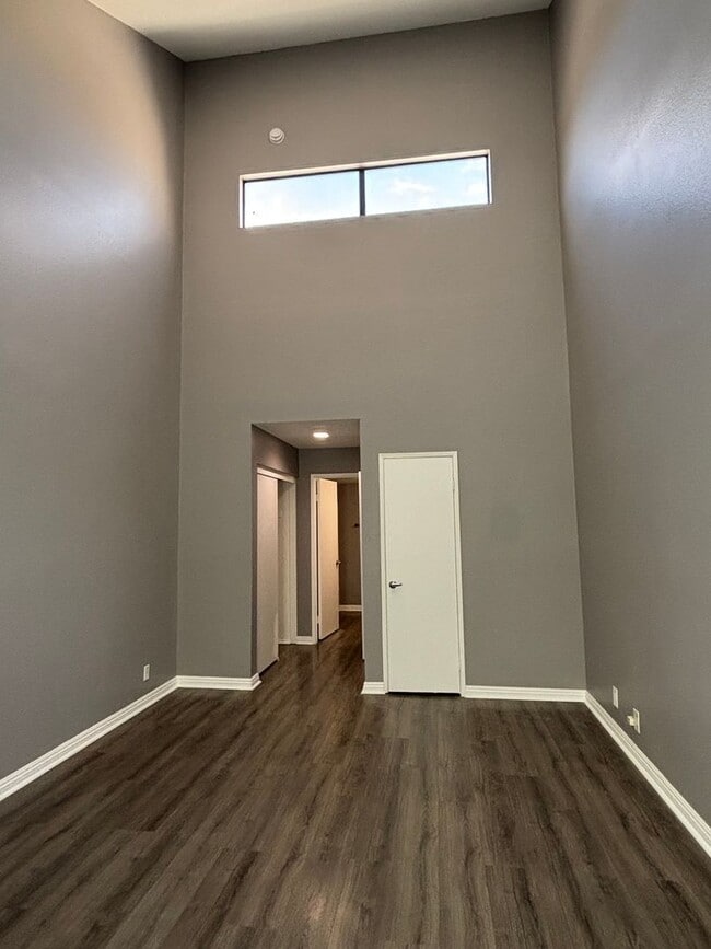 Building Photo - Two Masters Plus Loft Updated Condo in Long Beach