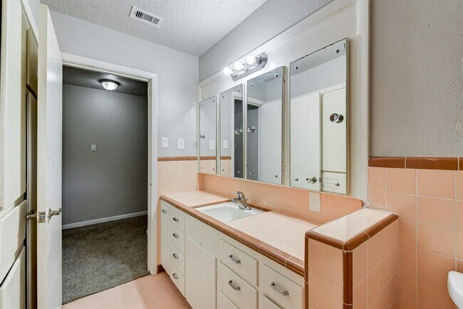 Building Photo - 803 Rosewood Dr