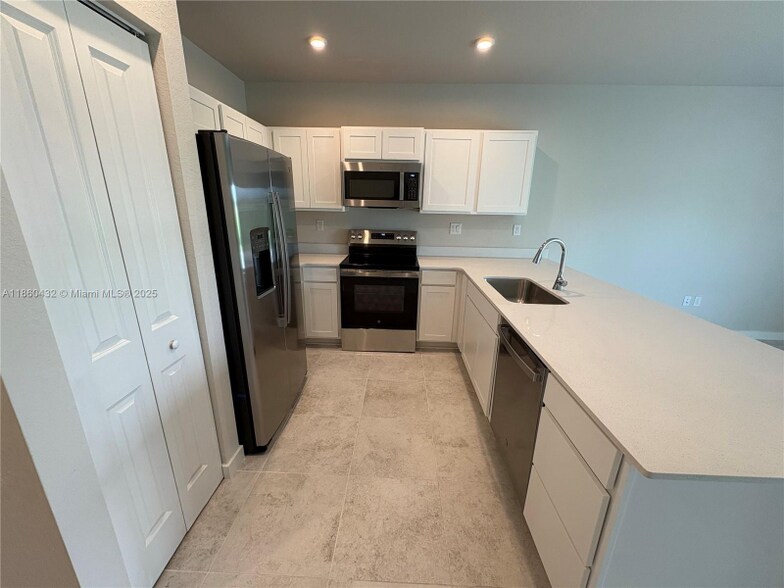 Building Photo - 1014 W Davis Pkwy