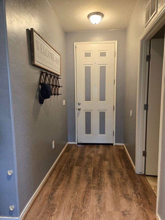 Building Photo - 4 BR 2 BA Availble Nov 18th