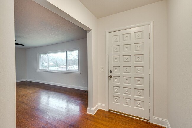 Building Photo - Three Bedroom Two Bathroom House For Rent