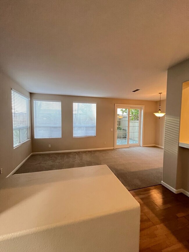 Building Photo - LOVELY 2 STORY DETACHED HOME WITH LARGE LOFT, DIRECT ACCESS 2 CAR GARAGE