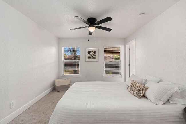 Building Photo - Beautifully Updated 3 bedroom, 2 bath!