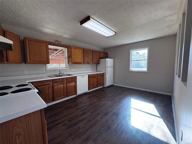 Building Photo - 1560 W County Rd