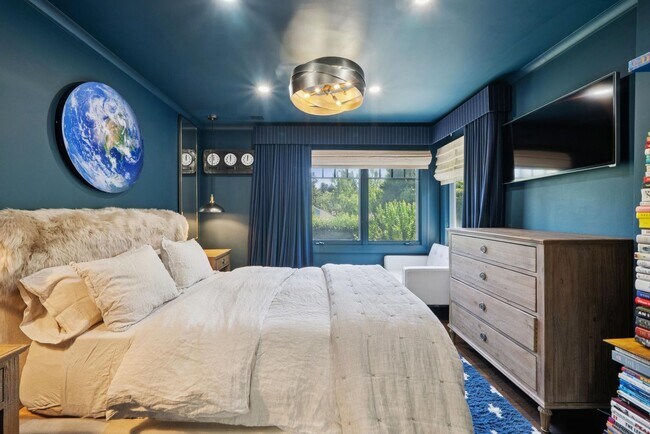 Building Photo - Beautifully Appointed 7-Bedroom Home with Lush Garden Setting in Palo Alto