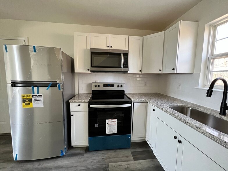 Building Photo - 829 Sylvan Dr