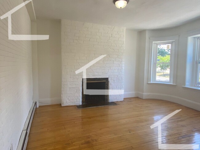 Building Photo - 8/1 Sunny, spacious 2BR right on Green Line!