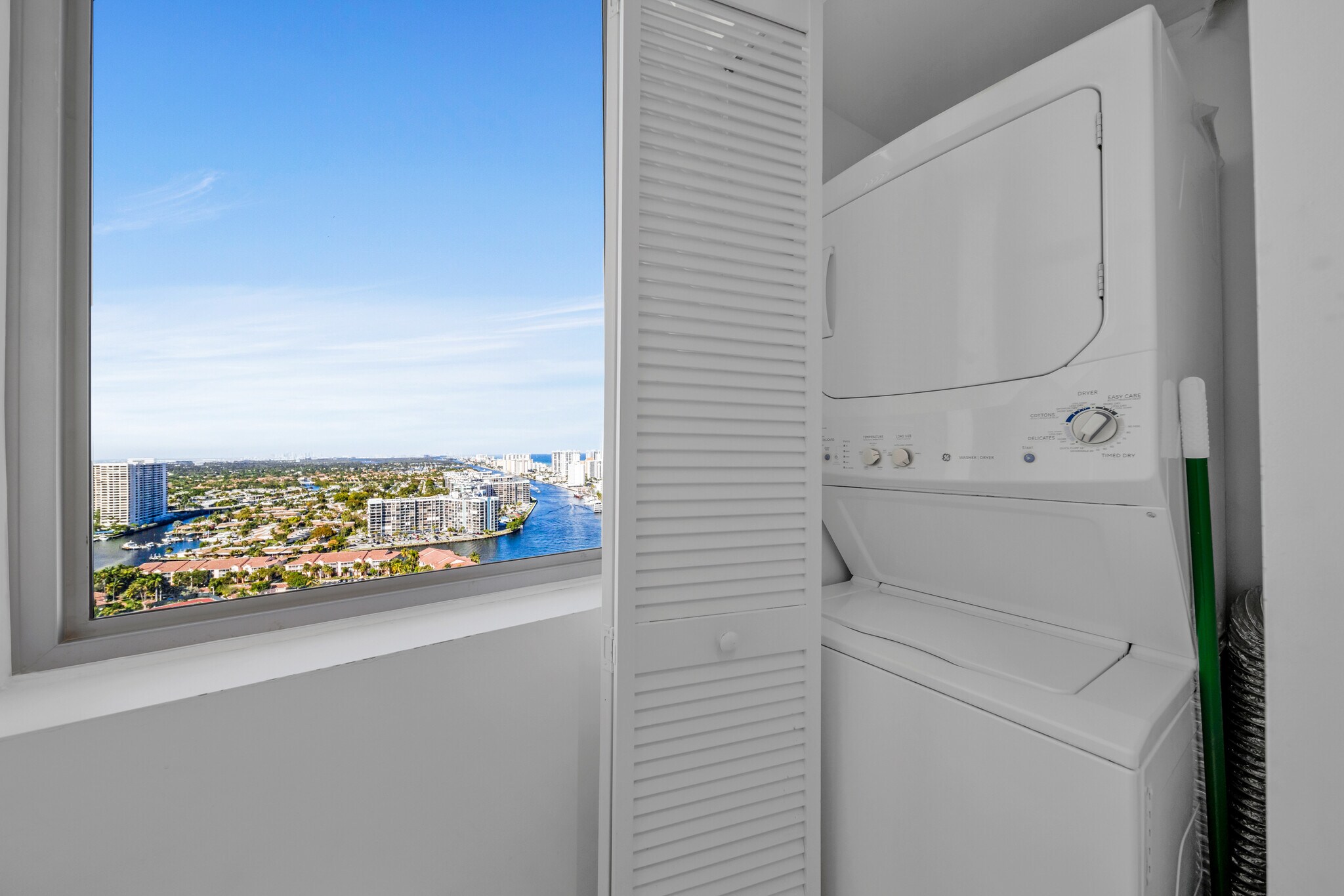 Building Photo - 2600 E Hallandale Beach Blvd