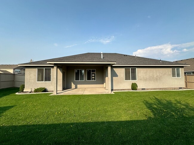 Building Photo - Centrally Located in Kennewick!