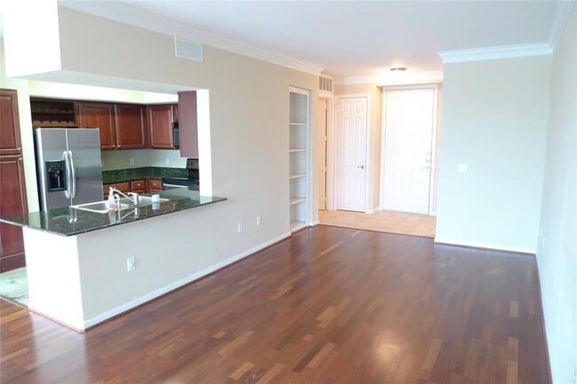 Building Photo - 7575 Kirby Dr