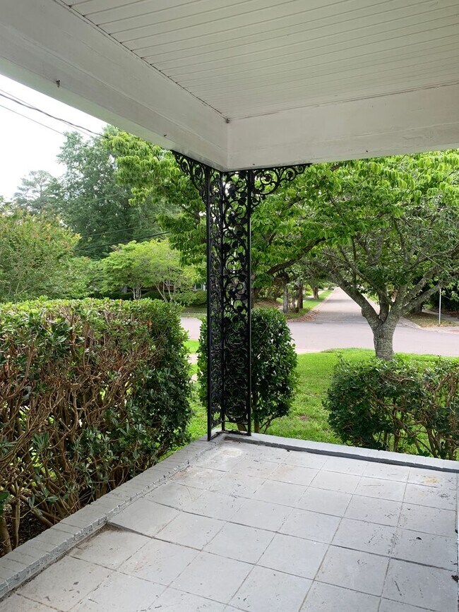 Building Photo - Beautiful Historic 3 Bedroom 2 Bath House on Colonial Drive