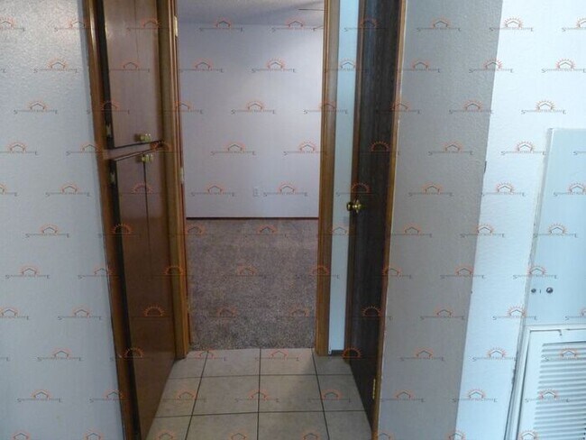 Building Photo - Spacious 2 bedroom 1 bath with a fireplace!